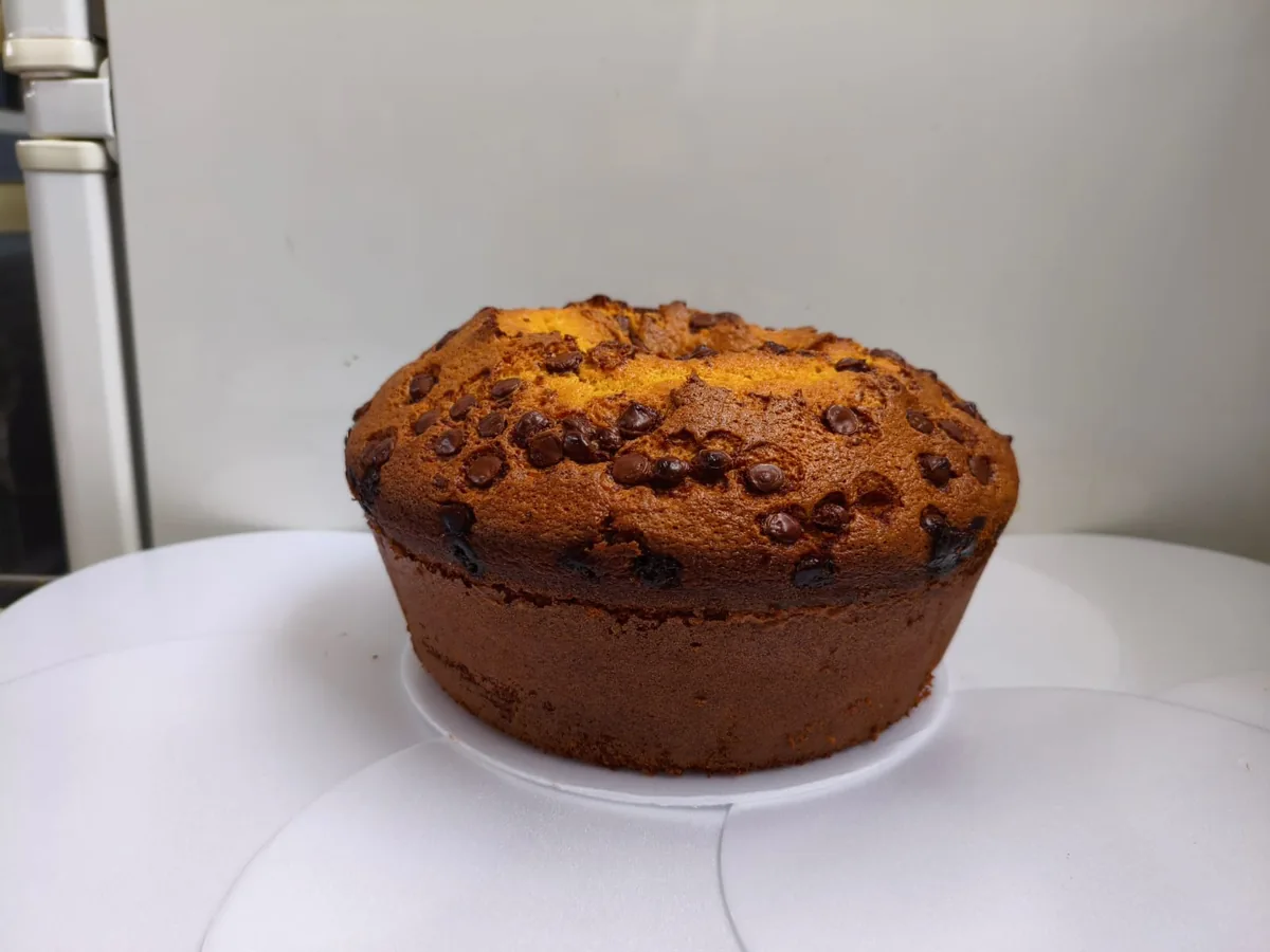 Bolo alto com gotas de chocolate