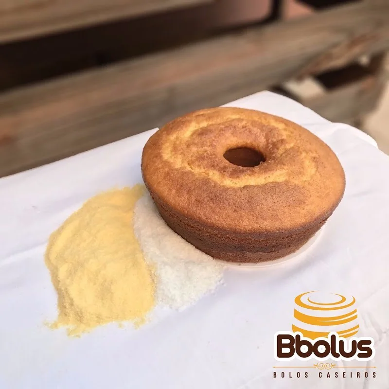 Bolo caseiro acompanhado de fubá e coco