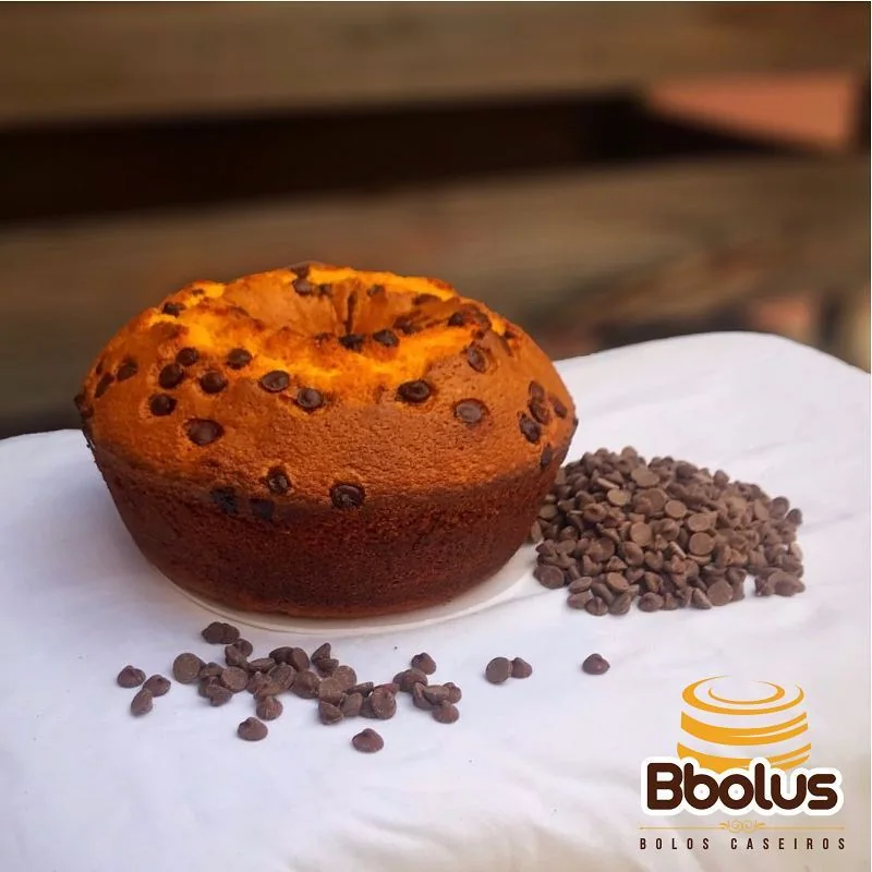 Bolo caseiro com gotas de chocolate