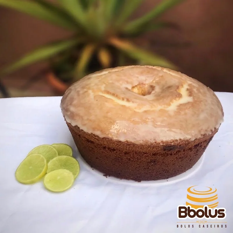 Bolo de limão com cobertura clara