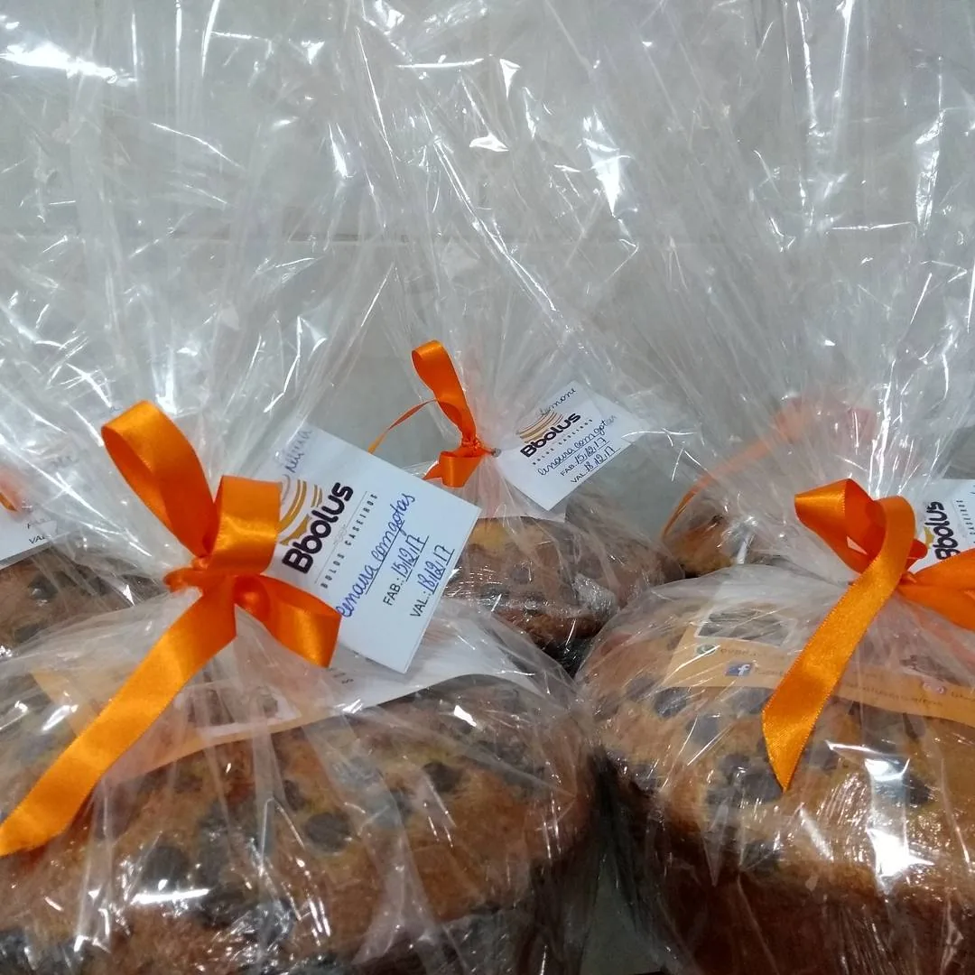 Bolos Bbolus embalados com laços laranja