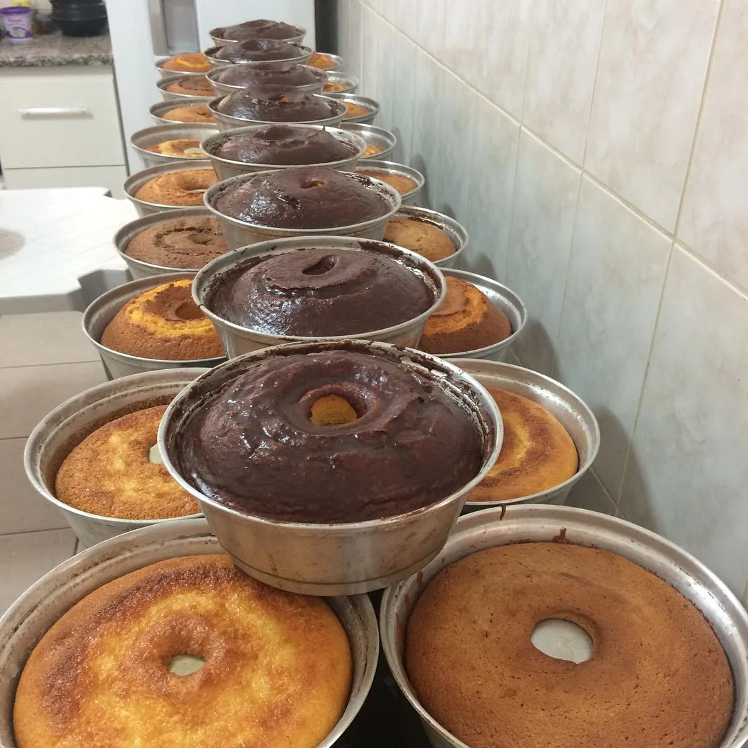 Diversos bolos Bbolus preparados em formas